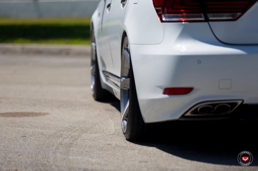 Детали экстерьера Lexus LS460 on Vossen Wheels (CG-207) 2017 года  (фото 30 из 35)